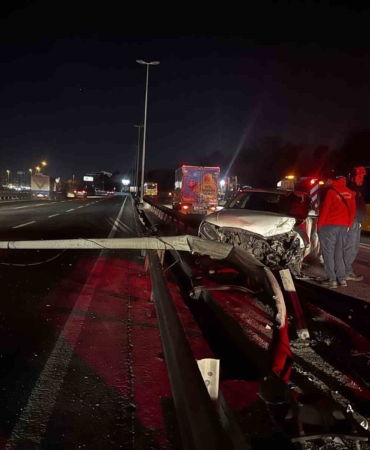 Bakırköy’de otomobil bariyerlere çarptı: 2 yaralı