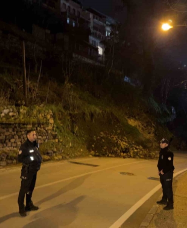 Bursa’da heyelan: Tophane-Muradiye yolu ulaşıma kapandı