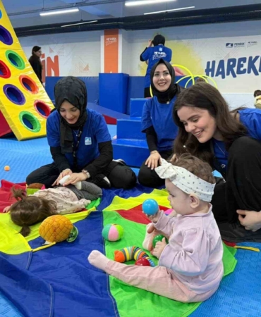 Pendik’te anne ve bebekler aynı minderde jimnastik yapıyor