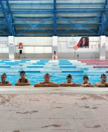 Bilecik’te Gençlik ve Spor Okullarında yüzme antrenmanları sürüyor