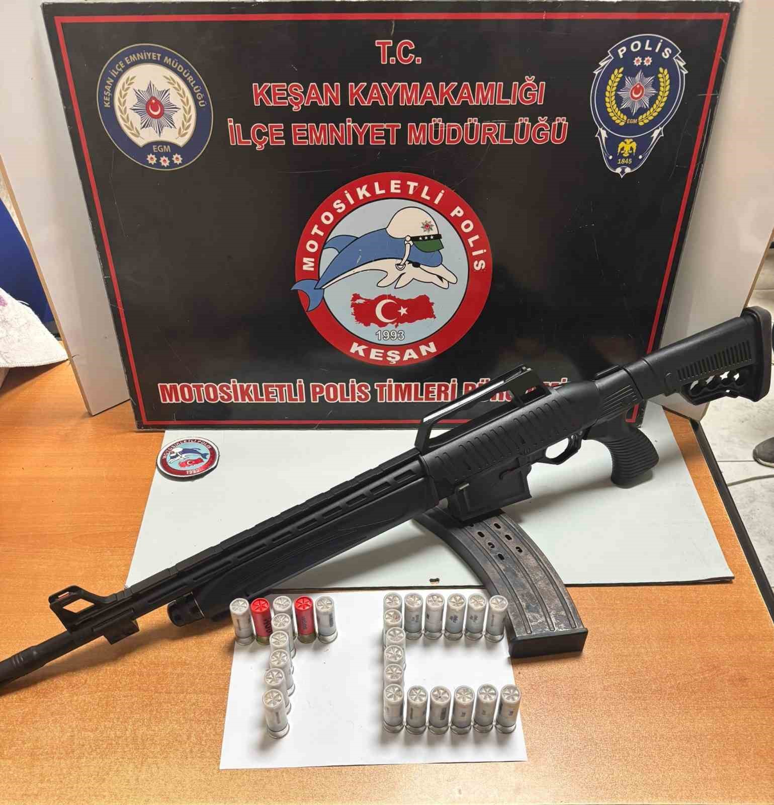 Halının içerisine gizlenmiş av tüfeği ele geçirildi