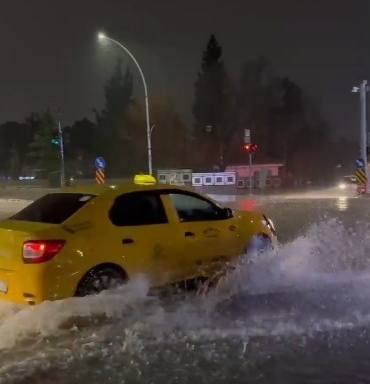Bursa’da sağanak sonrası rögarlar taştı, cadde göle döndü