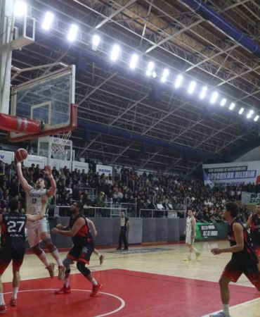 Sakarya Büyükşehir Basketbol liderliğini sürdürdü