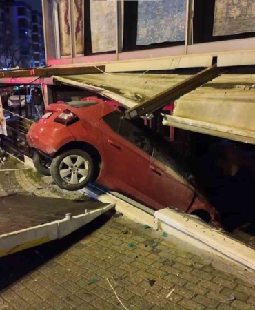 Üsküdar’da kontrolden çıkan otomobil iş yerine daldı