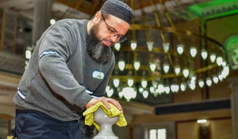 Esenyurt’ta camiler Ramazan’a hazır: Camiler dip köşe temizleniyor