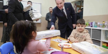 Sultanbeyli’de asırlık gelenek yaşatılıyor: Çocuklara Ramazan köşesi hediyesi