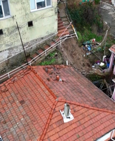 Sarıyer’de 4 binadaki 31 vatandaş tahliye edildi, çöken merdiven havadan görüntülendi