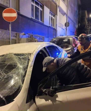 Üsküdar’da kontrolden çıkan otomobil iki araca çarparak takla attı