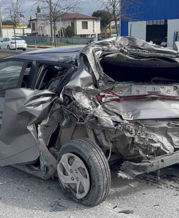 Kamyonun çarptığı otomobil adeta preslendi: 1 yaralı