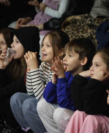 Kahkaha dolu oyun Erenler’de sahnelendi, vatandaşlardan tam not aldı