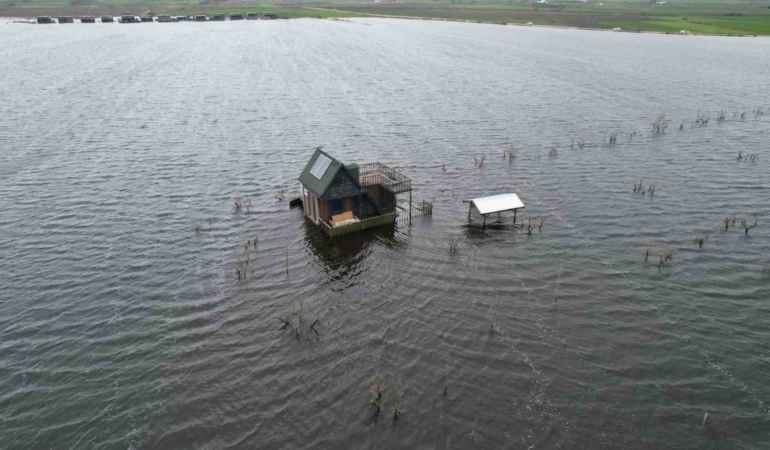 Yüzen evler...Ulubat Gölü taştı, felaket havadan görüntülendi