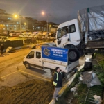 Park halindeki kamyon hareket edip başka aracın üzerine düştü: O anlar kamerada