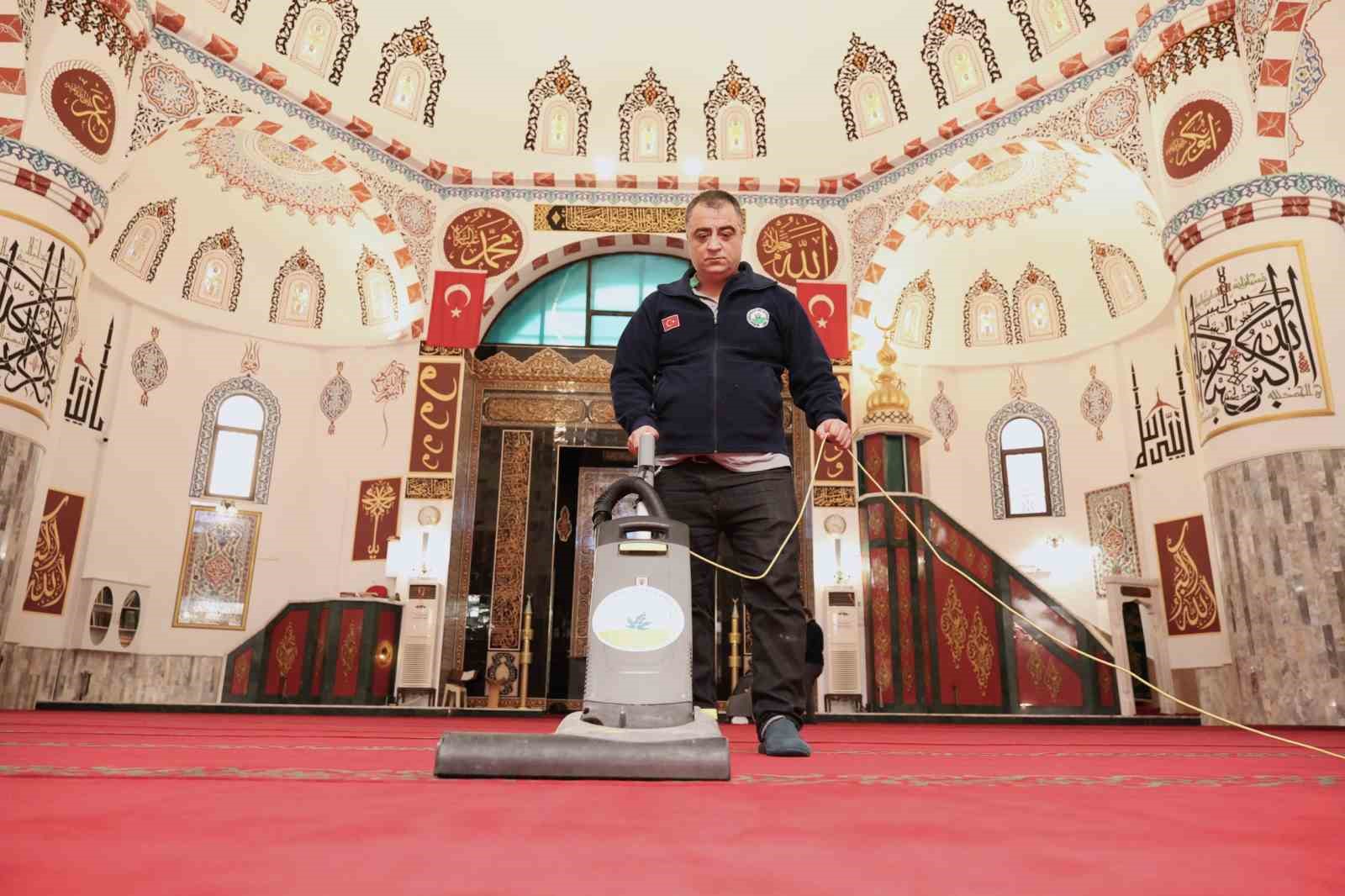 Osmangazi’de camiler Ramazan’a özenle hazırlandı