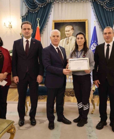 Örnek güvenlik görevlisine Başkan Bozbey’den tebrik