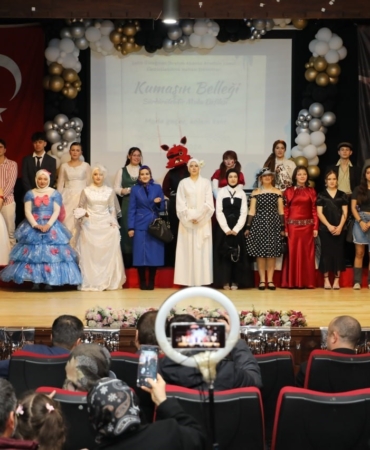 Lise öğrencileri atık malzemelerden hazırladıkları kıyafetlerle podyuma çıktı