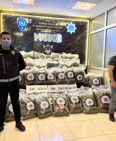 Edirne’de ele geçirilen uyuşturucu maddeler sergilendi