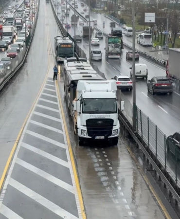 Avcılar’da iki metrobüs çarpıştı: 4 yaralı