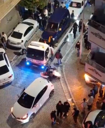 Ses sistemli araç yükledikleri çakarlı çekiciyle trafiği felç eden magandalar kamerada