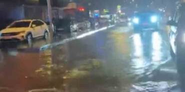 Maltepe’de aniden bastıran sağanak yağış caddeyi göle çevirdi