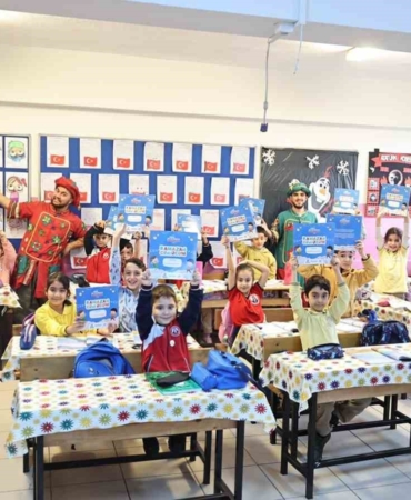 Öğrencilere çat kapı tiyatro sürprizi