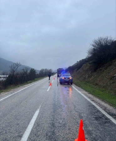 Bilecik’te arızalanan tır yolu tek şeride düşürdü