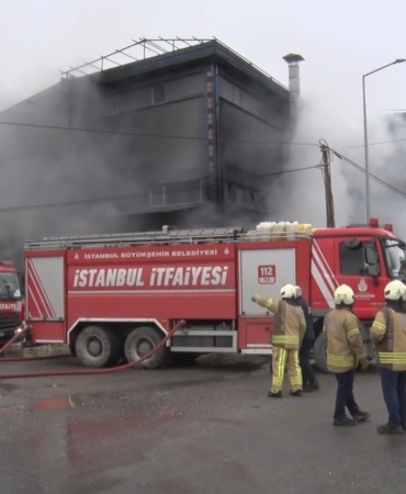 Silivri kablo ve inşaat malzemeleri üreten fabrikada çıkan yangın kontrol altına alındı