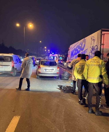 Başakşehir TEM’de arızalanan tıra çarpan motosikletli hayatını kaybetti