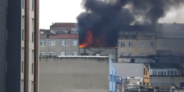 Zeytinburnu’nda 6 katlı binadan alevler yükseldi