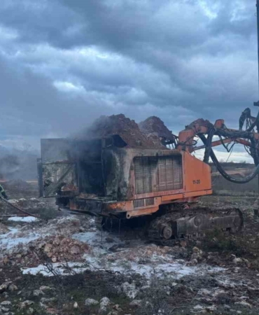 Sondaj çalışması yapan araç cayır cayır yandı