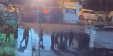 Beyoğlu’nda iki grup tekme tokat birbirine girdi