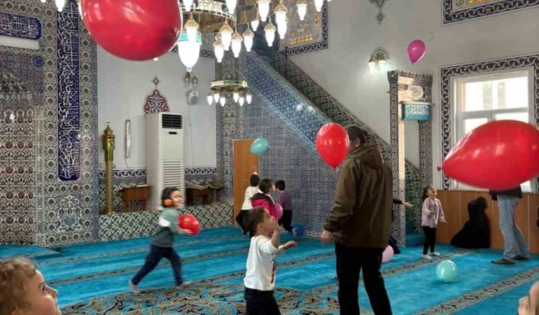 ’Maarifin Kalbinde Ramazan’ etkinliğinde minikler camiye götürüldü