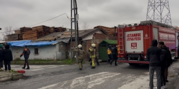 Başakşehir’de 3 katlı binanın çatısı alev alev yandı