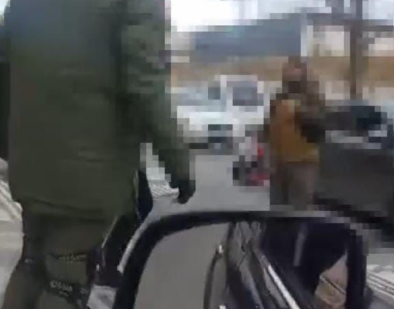 Trafikte silah çeken şüpheli kıskıvrak yakalandı