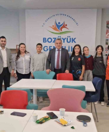 Kaymakam Öztürk Bozüyük Gençlik ve Spor Merkezi’nde öğrencilerle buluştu