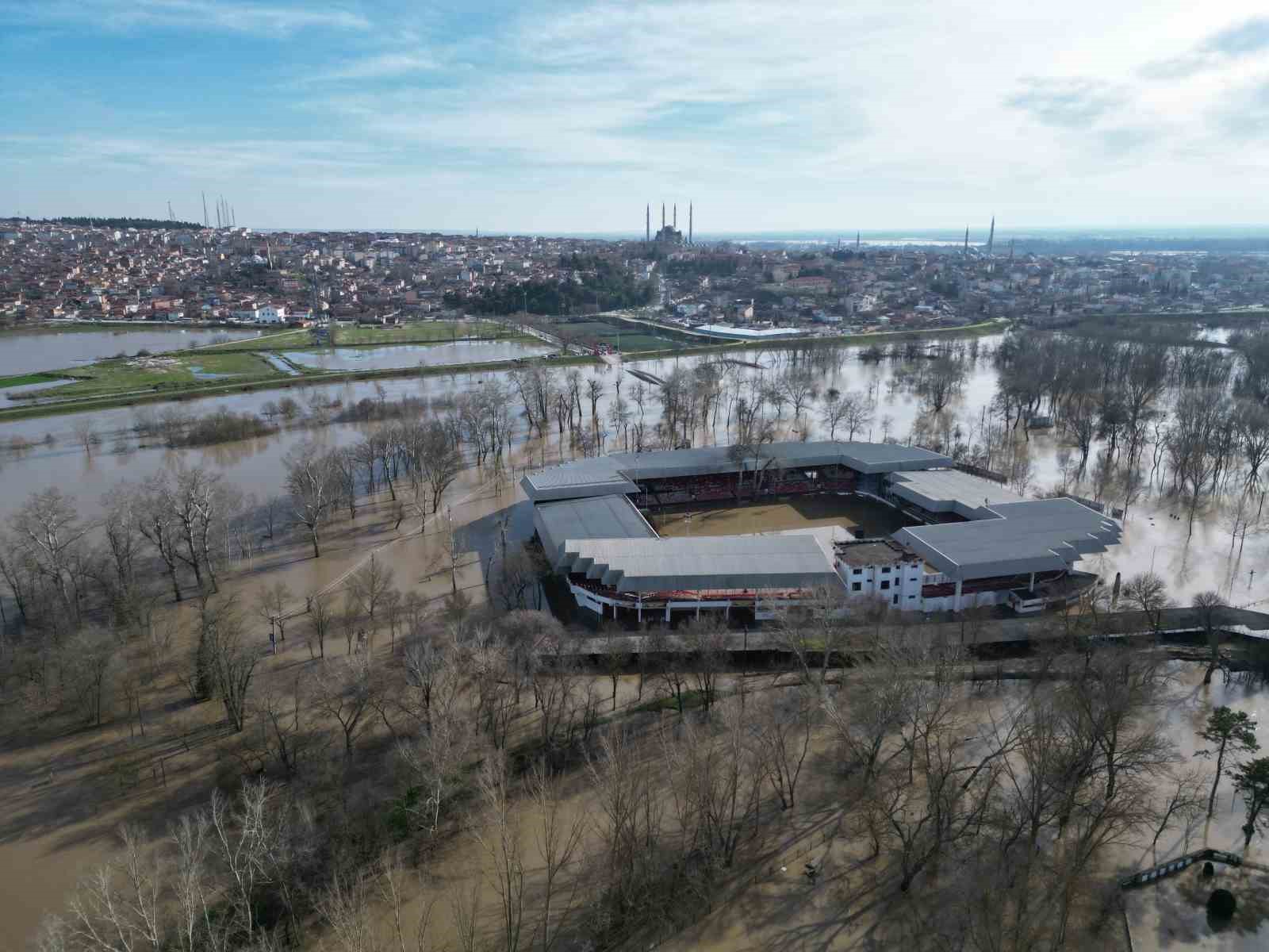 Sular altında kalan Sarayiçi güreş alanında su seviyesi düşüyor