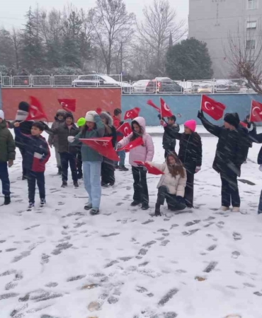 Kar ile bayraklar birleşti, okullar kırmızı-beyaza büründü