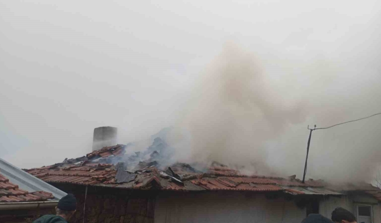 Sındırgı’da bitişik iki ev alevlere teslim oldu: 1 yaralı