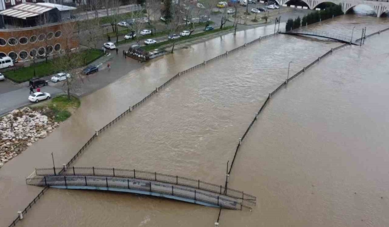 Biga’da yağış nedeniyle taşan Kocabaş Çayı dron ile görüntülendi
