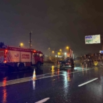 Bakırköy’de hafriyat kamyonu bariyere çarparak devrildi: 2 yaralı