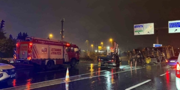 Bakırköy’de hafriyat kamyonu bariyere çarparak devrildi: 2 yaralı