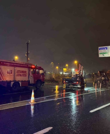 Bakırköy’de hafriyat kamyonu bariyere çarparak devrildi: 2 yaralı