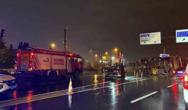Bakırköy’de hafriyat kamyonu bariyere çarparak devrildi: 2 yaralı