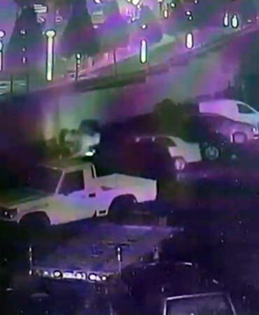 Isınmak için yaktığı ateş 5 aracı küle çevirdi