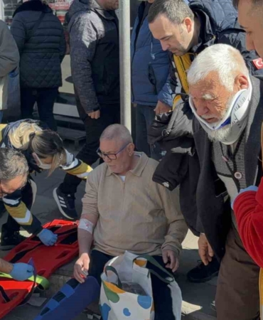 Çanakkale’de özel halk otobüsü yayaya çarptı: 8 yaralı