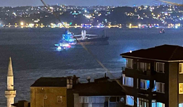 Sarıyer açıklarında kurtarılan gemi bu sefer İstanbul Boğazı’nda fırtınada savruldu