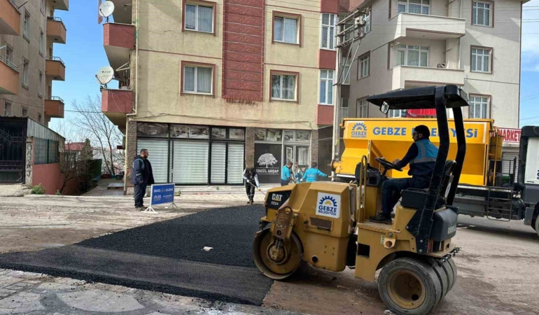 Gebze’de ulaşım konforu için asfalt yama çalışması yapılıyor