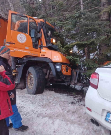 Uludağ yolunda kar küreme aracı otomobille çarpıştı: 2 yaralı
