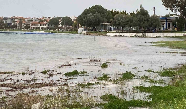 Kuvvetli lodos Ayvalık’ı vurdu