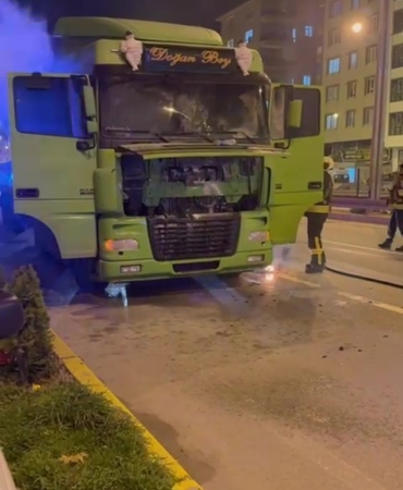 Seyir halindeki tır alev aldı