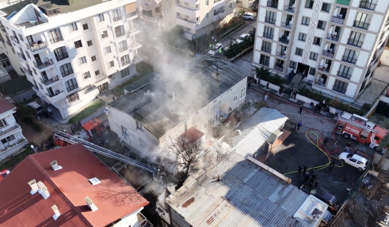 Maltepe’de patlama sesleri sonrası atölye alevlere teslim oldu